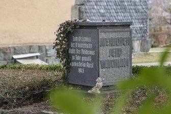 KZ-Häftlingsmarsch durch Adorf: Ein Ort bricht zum 80. Mal sein Schweigen - Ein Gedenkstein erinnert an elf Unbekannte, die 1945 ihr Leben in Adorf verloren. Fälschlicherweise wurde nach dem Krieg „April“ eingraviert.