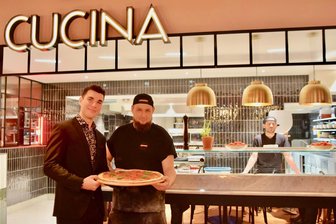 L‘Osteria ist in Chemnitz: Wo es ab jetzt die größten Pizzen der Stadt gibt - Standortleiter Jannis Grund (li.) und Pizzabäcker Sven Nosofsky mit einer der ersten Pizzen, die am Mittwoch aus dem Ofen kamen.