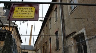 Lösung für gefährliche HO-Brache in Reichweite - 
              <p class="artikelinhalt">Ein Bauzaun sichert die Ziegel-Absturzstelle.</p>
            