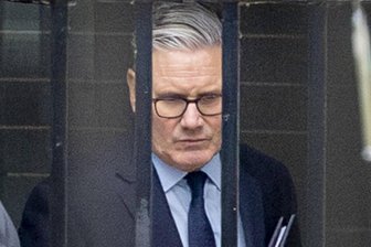 Labour-Krise: Wann kippt der britische Premier Keir Starmer? - Der britische Premier Keir Starmer vor seinem Amtssitz in der Londoner Downing Street. Er steht mächtig unter Druck.