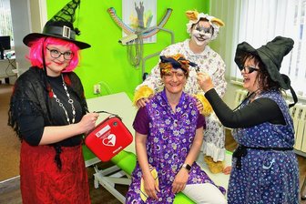 Lachen ist die beste Medizin:  Diese Arztpraxis in Hainichen feiert Fasching - Ärztin Barbara Gruner (Mitte) als Putzfrau in der Praxis in Hainichen. Mit dabei die Hexen Nicole (l.) und Andrea sowie Kristin als Wolf. 