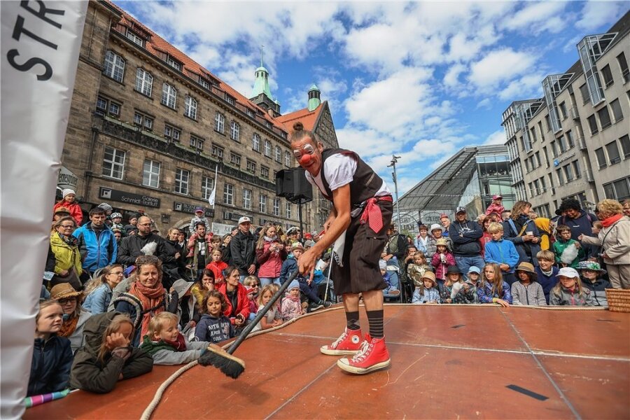 Lachen, Lust und Lebensfreude: So lief das Hutfestival in Chemnitz - Hausmann: Er machte erst einmal sauber - Clown Nuusch vom Duo Minuusch trat mit einem Besen am Samstagnachmittag auf der Strohhut-Bühne auf dem Markt umringt von vielen Besuchern auf.