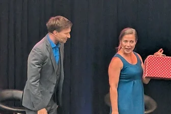 Lachen, Reden und ein Eierlöffel: „Paarshit" erobert Freiberg mit Beziehungs-TÜV - Erik Lehmann (l.) und Mandy Partzsch „zerbröseln" bei den Freiberger Sommernächten die heile Welt von Paaren.