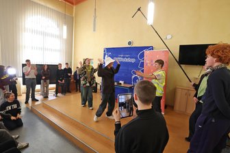 „Lachen und Lernen“: Schüler drehen mit BBC-Schauspielern in Glauchau - Jeder der Schüler hatte bei der Banküberfallszene eine bestimmte Funktion.