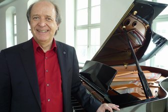 Lachen, Weinen und Verstehen im Erzgebirge: „One-Man-Show“ der Extraklasse - Richard Vardigans kommt ins Erzgebirge. Der britische Dirigent, Pianist und Musikwissenschaftler steht für pianistische Virtuosität und englischen Humor.