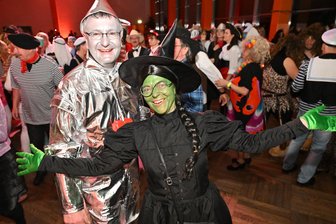 Lachmuskel-Training in Wilkau-Haßlau - Jörg Springer als Blechmann aus dem Märchen „Der Zauberer von Oz“ und seine Frau Silke Springer als Elphaba aus „Wicked“.
