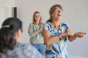 Lachyoga in den Kunstsammlungen Chemnitz: Was machen 60 Minuten umgeben von lautem Lachen mit einem? - „Freie Presse“-Redakteurin Julia Grunwald beim Lachyoga-Workshop in den Kunstsammlungen Chemnitz.