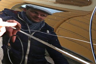 Lack-Kratzer: Mutmaßlicher Täter ist ermittelt - Mit langen, feinen Kratzern hat der mutmaßliche Täter auch das schwarze Auto von Daniel Schmutzler verschandelt.