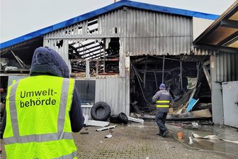 Lackiererei in Flammen: Zum Großeinsatz in Arras bei Geringswalde werden Gefahrengut-Experten hinzugezogen - Brandermittler und Vertreter der Umweltbehörde vor der Lackiererei der Autowerkstatt in Arras. 