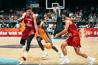 Lackmustest am Sonntag bei Alba Berlin: Haben die Niners Chemnitz die Kurve bekommen? - Aher Uguak machte im ersten Champions-League-Heimspiel der Vereinsgeschichte ein starkes Spiel für die Niners Chemnitz. Der Kanadier gab gegen Benfica Lissabon unter anderem elf Vorlagen zu Treffern.