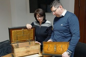 Lade der Klingenthaler Geigenmacherinnung wird im Museum ausgestellt - Museumsmitarbeiterin Xenia Brunner und Oberbürgermeister Thomas Hennig präsentieren die Lade der Innung der Klingenthaler Geigenmacher. Deutlich sichtbar ist das Geheimfach im Bodenteil, das nur durch Abnahme desvorderen Teils geöffnet werden konnte.