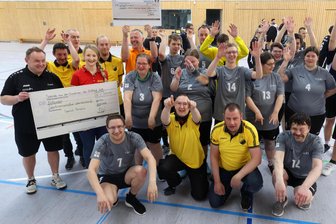 Ladehemmung, aber auch Vorfreude: Handballer der Lebensbrücke planen für die Special Olympics - Die Fußballer (in Gelb) und die Handballer der „Lebensbrücke“ freuten sich jetzt über zwei Spenden von Friweika sowie der Laufsportgruppe der TSG Glauchau.