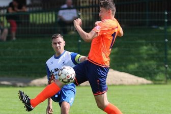 Ladehemmung bei Germania - Germania-Kapitän Florian Stier (l.) musste in seiner Oberlungwitzer Heimat eine Testspielniederlage einstecken. 