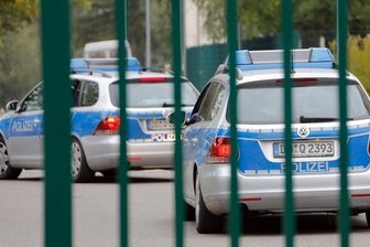Ladendiebe bedrohen Sicherheitsdienst mit Messer und verletzen Polizisten - 