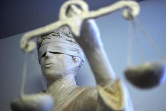 Ladendiebstahl: Angeklagter erscheint nackt vor Gericht - Ein Angeklagter erschien nackt vor Gericht. Er soll in einer Plauener Drogerie Parfüm gestohlen und einer Verkäuferin mehrere Finger gebrochen haben.
