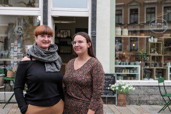 Ladensterben in Annaberg: Wieder schließt ein Geschäft - Tina Aschermann (links) und Milena Meyer wollen sich nach dem Ausverkauf ihres Ladencafés „Nebenan“ mit aller Kraft auf das Geschäft „Siebenblatt“ an der Buchholzer konzentrieren. Liebgewonnenes wird ins Geschäft umziehen.