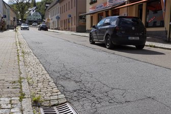 Ladenstraße im Zentrum von Oberwiesenthal wird zur Großbaustelle - Die Karlsbader Straße ist die Ladenstraße von Oberwiesenthal. Zuletzt diente sie erst wieder länger als Umleitung, weil die B 95 als Ortsumgehung gesperrt war. Auch das trägt mit zum schlechten Zustand der Straße durchs Stadtzentrum bei. Deshalb soll sie auf mehreren hundert Metern grundhaft saniert werden.
