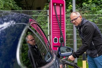 Ladesäulen halten in Mittelsachsen nicht Schritt mit dem Trend zum Elektroauto - Der Rochlitzer Chris König hat den Kauf eines Elektroautos nicht bereut. Staus an der Ladesäule hat er noch nicht erlebt. Dennoch hält er einen Ausbau der öffentlichen Ladeinfrastruktur für nötig.