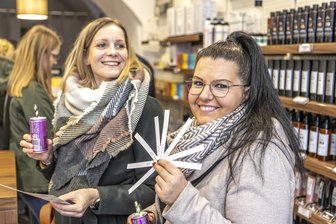 Ladies Night in Freiberg: Nächstes Jahr wieder? - Julia und Peggy besuchten die erste Ladies-Shopping-Night in Freiberg am 8. März.