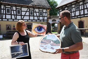 Ladies Night zum Frauentag: Augenärztin bringt Kunst ins Bürgerhaus Taura - Hobbymalerin Anne-Catherine Zajonz mit ihrer Acrylmalerei „Auge“ und Georg Scheffler bereiten eine Ausstellung im Vierseithof an der Chemnitzer Straße in Burgstädt vor. Dort entstand eine Kulturscheune.