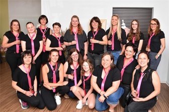 Ladiesnight: Frauen legen modisch nach - Die Helferinnen des Flohmarkts um Hauptorganisatorin Romy Kuschniak (3. v. l. knieend).