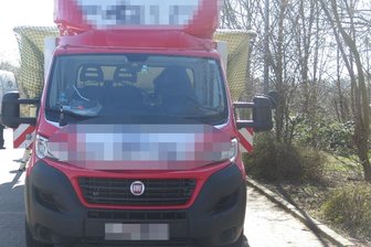 Ladung zu breit: Polizei stoppt Transporter mit Pool-Becken -