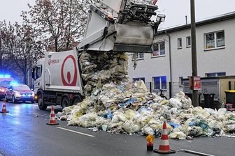 Ladungsbrand sorgt für Straßensperrung - Für die Lösch- und Bergungsarbeiten war die Friedensstraße halbseitig gesperrt.
