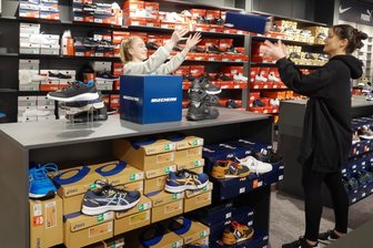 Läden warten auf Ansturm, Club plant Willkommens-Partys - Die Kunden von Deichmann in den Zwickauer Arcaden können ab Freitag nach Lust und Laune in komplett neugestalteten Räumlichkeiten einkaufen. Sally Walther (links) und Jasmin Sahraoni räumten Mittwoch Ware ein.