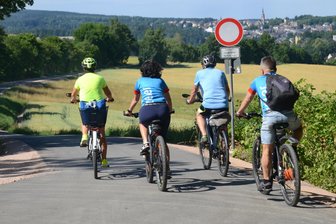 Lädt Auerbachs neuer Radweg unfreiwillig zum Rasen ein? – „Wenn dort keine Poller stehen, wird das eine Rennstrecke“ - Mit der Umstufung des Radweges ist die Nutzung für motorisierte Fahrzeuge verboten.