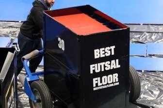 Länderspiel braucht speziellen Fußboden - Der komplette Spielboden ist in 38 dieser Container verstaut.