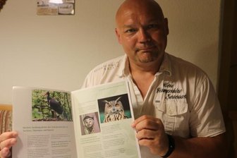 Länderübergreifende Initiative jetzt als Umweltverein anerkannt - Dirk Spengler, Vereinsvorsitzender von ProVogtlandschaft, zeigt eine vom Verein erstellte Broschüre.