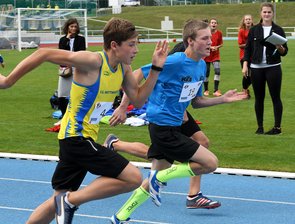 Ländervergleiche am Schwanenteich - Eliah Schreiber (l.) von der LG Mittweida sprintete über die 75 Meter für das Team Erzgebirge mit den Mittelsachsen