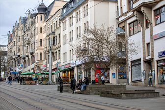 Lärm, Beschimpfungen und Alkohol-Eskapaden an der Plauener Bahnhofstraße: Erste Mieter ziehen Konsequenzen - Die Blumeninsel auf der Plauener Bahnofstraße ist zum beliebten Treffpunkt für verschiedene Gruppen geworden.