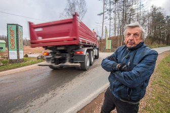 Lärm, Dreck: Anwohner müssen Steinbruch nun bis 2045 ertragen - Das Bild wurde vor einem Jahr aufgenommen: Damals haben Rainer Hartmann und viele Anwohner einen Einspruch gegen die Pläne der Firma Geiger eingelegt, den Betrieb im Steinbruch bis 2045 zu verlängern. Doch nun ist genau dies eingetreten. 