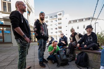 Lärm und Dreck an der Bahnhofstraße: Gruppe in Plauen wehrt sich gegen Vorwürfe - Mike Grünewald (von links), Heiko und Kevin Philippe, Marie Ehring, Patrick Grünewald und Nova treffen sich regelmäßig auf der Bahnhofstraße.