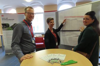 Lärm und Schienenersatzverkehr: Bahnprojekt in Werdau birgt Herausforderungen für Reisende und Anwohner - Jan Hornig und Odine Küchenmeister informieren Lydia Matus (rechts) über die geplanten Vorhaben auf dem Werdauer Bahnhofsgelände.