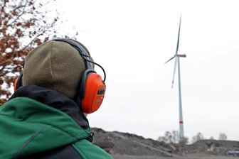 Lärm von XXL-Windrad in Oberwiera: Der Streit geht weiter - Die tieffrequenten Brummtöne vom XXL-Windrad in Oberwiera nerven die Nachbarn. Der Landkreis Zwickau lehnt – aufgrund der Messergebnisse – eine Nachtabschaltung ab.