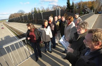 Lärmgeplagte finden kein Gehör - 
              <p class="artikelinhalt">Sie hoffen auf weitere Hilfe von der Stadtverwaltung: Anwohner der Autobahn A 4 mit Stadtrat Günter Meyer (2. v. re.) auf der Brücke Corinthstraße vor der hier unterbrochenen Lärmschutzwand. </p>
            
