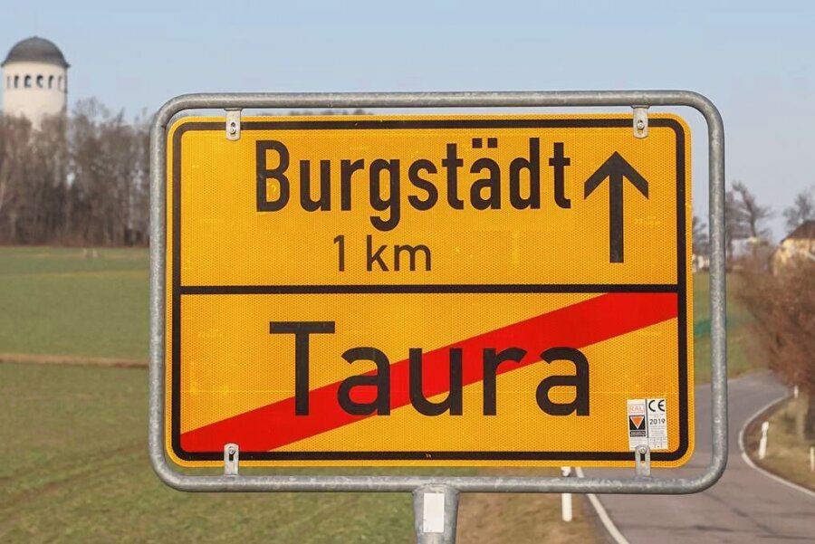 Lässt sich Taura komplett auf Burgstädt ein? - Wird Taura nach Burgstädt eingemeindet oder nicht? Das Bild zeigt den Taurasteinturm, im Vordergrund ein Ortsschild als Fotomontage. 