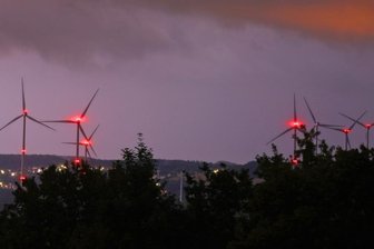 Lästiges Blinken im Windpark soll bald ein Ende haben - Noch blinken im Windpark Bernsdorf-Gersdorf jede Nacht die Warnleuchten an den Windkraftanlagen dauerhaft. Das soll ab Jahresende der Vergangenheit angehören.