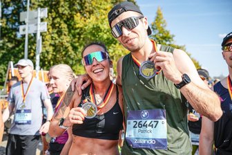 Läufer-Duo aus dem Vogtland schwärmt noch immer vom 51. Berlin-Marathon: „Das war Gänsehaut pur“ - Michelle Kölbel aus Reichenbach (links) und Patrick Rink vom VfB Lengenfeld strahlen hier nach dem Zieleinlauf beim 51. Berlin-Marathon.