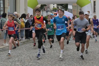 Läufer durchqueren historischen Eisenbahntunnel im Erzgebirge - Auch über fünf Kilometer führte eine Strecke beim 12. Edelweißlauf, hier der Start.