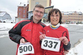 Läufer-Ehepaar aus Zwickau startet mit zweimal Gold ins neue Jahr - Erik und Kerstin Trommler vom SV Vorwärts Zwickau haben beim Neujahrsberglauf in Falkenstein jeweils in der Altersklasse 60 Gold geholt – er über 11,5 Kilometer und sie über 20,7 Kilometer.