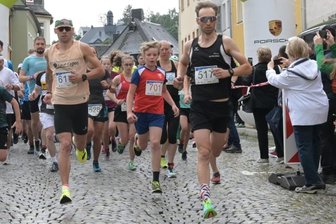 Läufer meistern rutschiges Pflaster - Über fast 200 Starter von Jung bis Alt freuten sich die Organisatoren des Schwarzenberger Edelweißlaufs. 