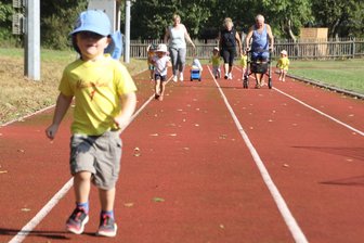 Läufer von 0 bis 90: Wer sich auf dem Erdmannsdorfer Auensportplatz fit hält - Auf seinen täglichen Runden auf der Erdmannsdorfer Tartanbahn trifft Joachim Langklotz (rechts) auch regelmäßig Tagesmutter Yvonne Löffler, die mit ihren Sprösslingen sportlich unterwegs ist.
