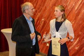 Läuferin Selina Planken: Große Ehren für die Sportlerin des Jahres von einer Olympia-Legende - Olympiasieger Waldemar Cierpinski gab der Preisträgerin Selina Planken in einem persönlichen Austausch nach der Siegerehrung den Tipp „immer an ihren Zielen dranzubleiben“.