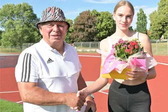 Läuferin verabschiedet sich mit Platz 4 vom SV Vorwärts Zwickau - Bereits vor der Deutschen Meisterschaft verabschiedete Vorwärts-Vereinschef Dietmar Hallbauer offiziell Luise Sommer und wünschte ihr alles Gute für den Wechsel an die Sportschule.