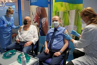Läuft flüssig: Wasserwerke laden zum Impftag ins Schwarzenberger Kundenzentrum - Ließen sich als Erste ihre Booster-Impfung geben: ZWW-Verbandsvorsitzender Joachim Rudler (l.) und Geschäftsführer Frank Kippig. Impfärztin Constanze Albrecht (r.) und Gesundheitspflegerin Lisa Beyer setzten die Spritzen.