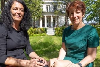 Lage für Familien entspannt sich: Doch Beratung bleibt gefragt - Nadja Hiller (l.) und Christiane Warnat-Lehker sind froh, dass wieder Angebote wie Eltern-Kind-Kurse im Familienzentrum Annaberg möglich sind. Digital erinnern sie an die Anfänge der Einrichtung vor 30 Jahren.