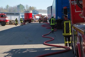 Lagerfeuer auf Firmengelände außer Kontrolle - 